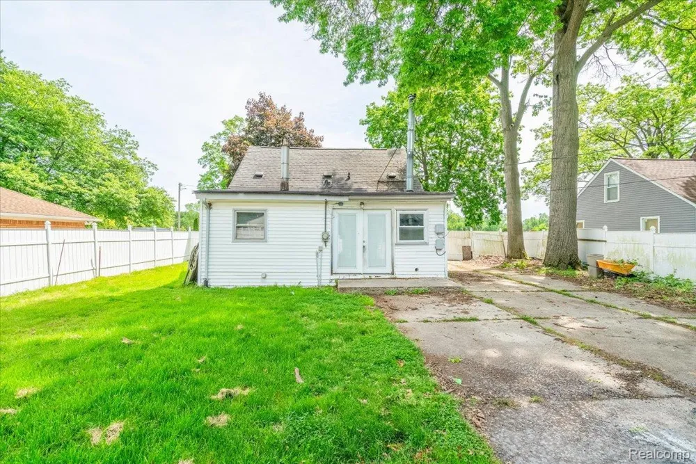 10090 Sterling Street Romulus City, MI 48174
