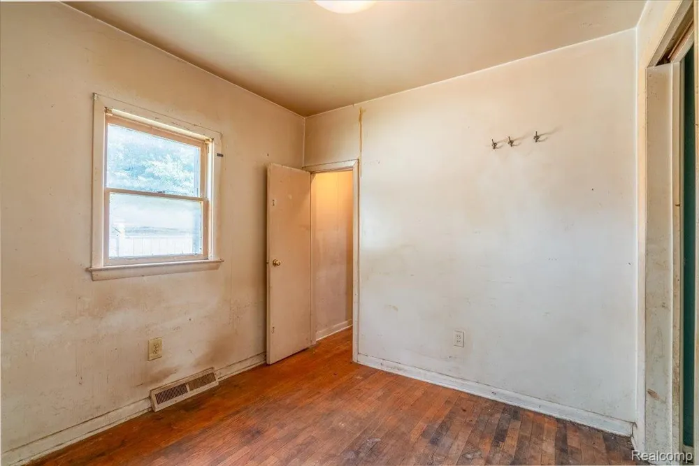 10090 Sterling Street Romulus City, MI 48174