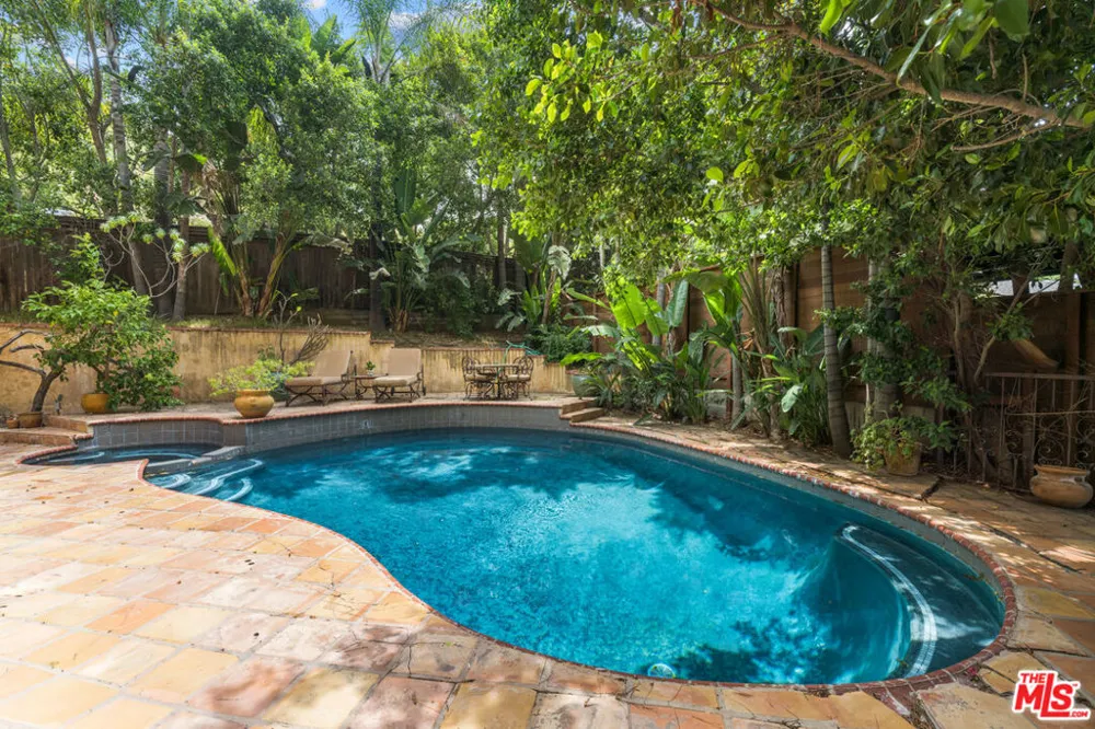 2695 La Cuesta Drive Los Angeles, CA 90046