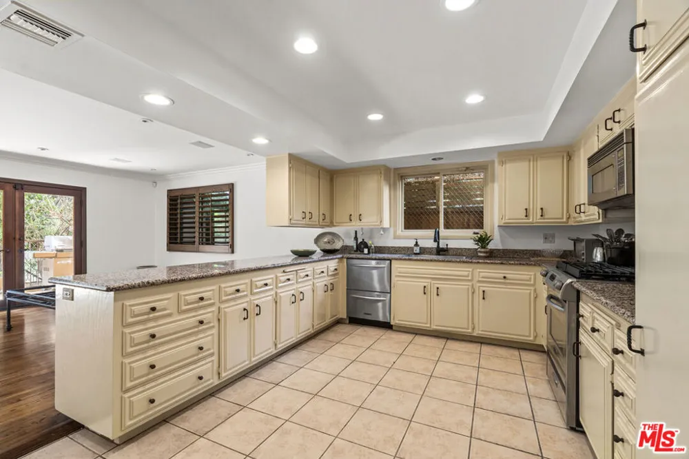 2695 La Cuesta Drive Los Angeles, CA 90046