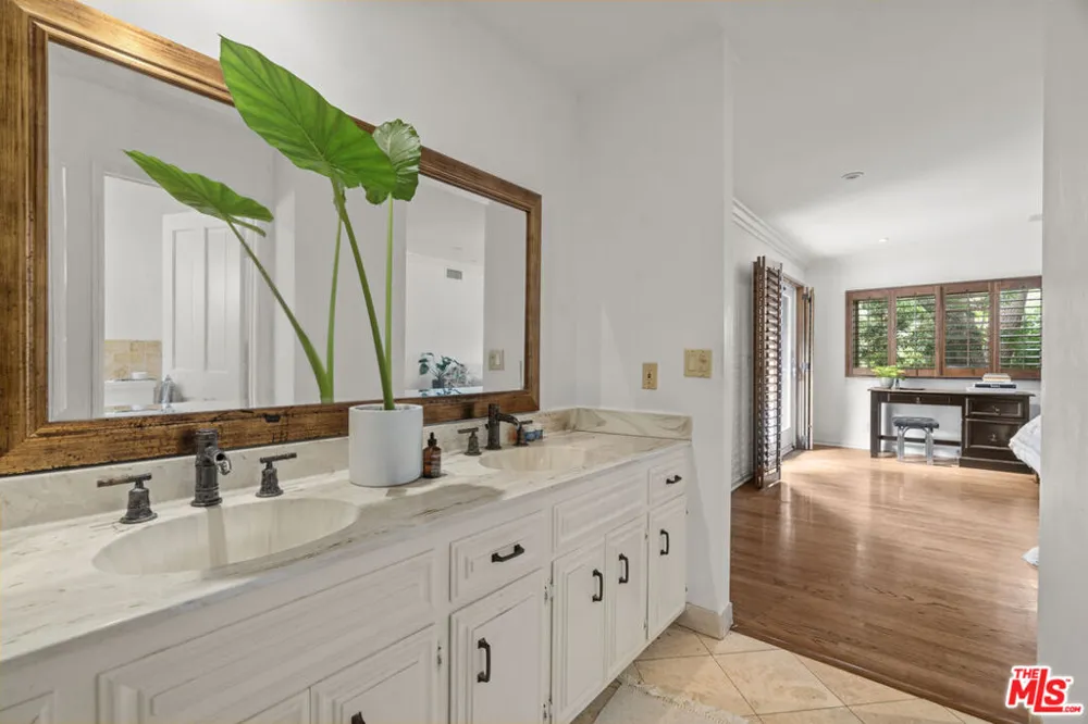 2695 La Cuesta Drive Los Angeles, CA 90046