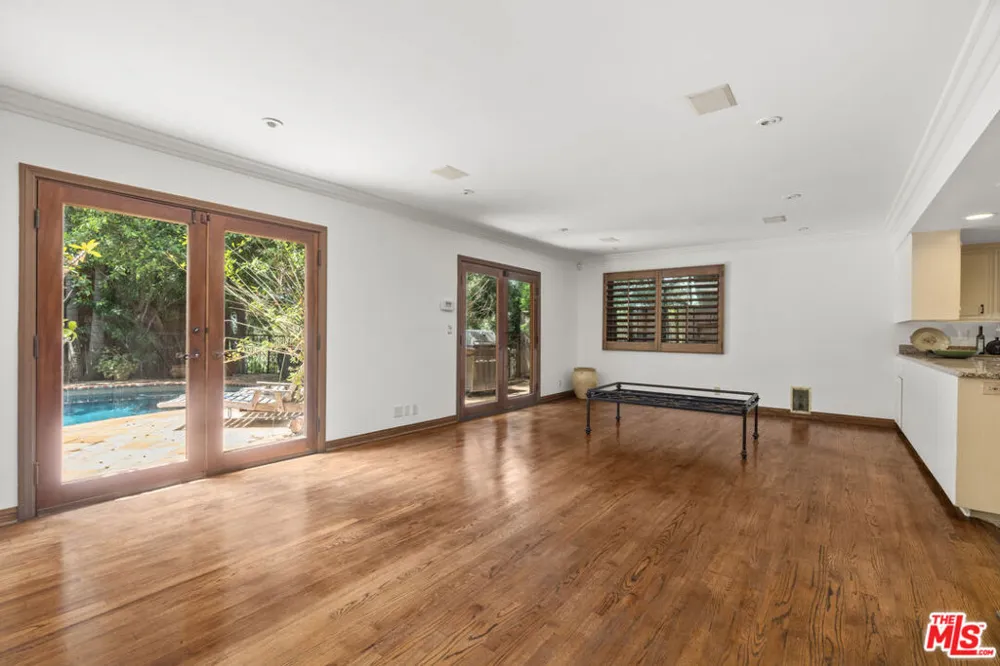 2695 La Cuesta Drive Los Angeles, CA 90046