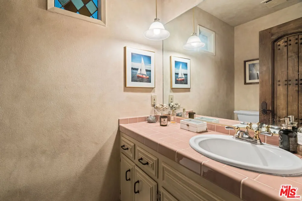 2695 La Cuesta Drive Los Angeles, CA 90046