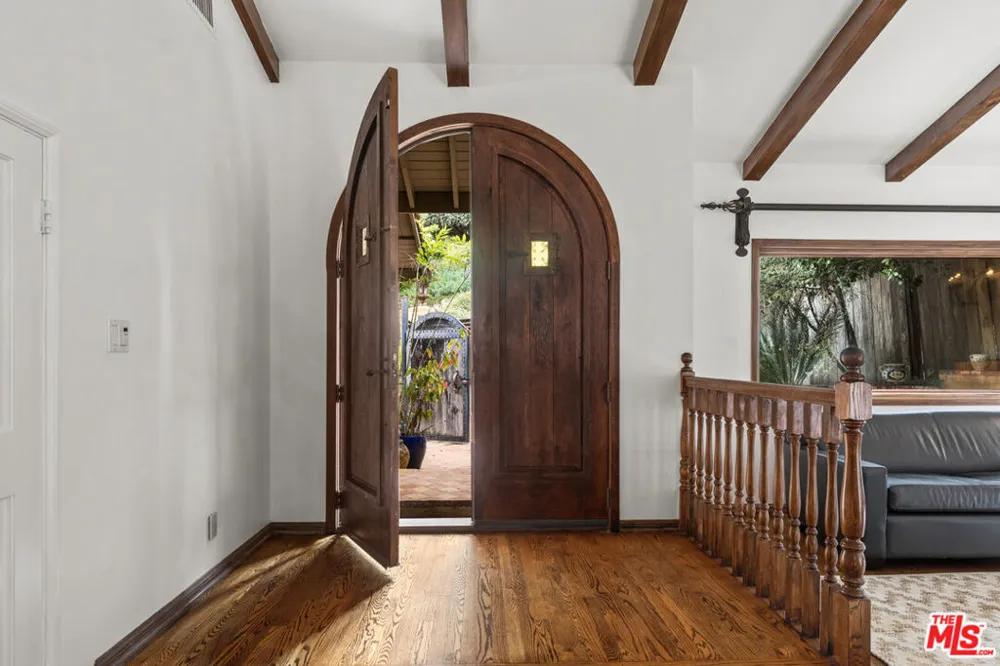 2695 La Cuesta Drive Los Angeles, CA 90046