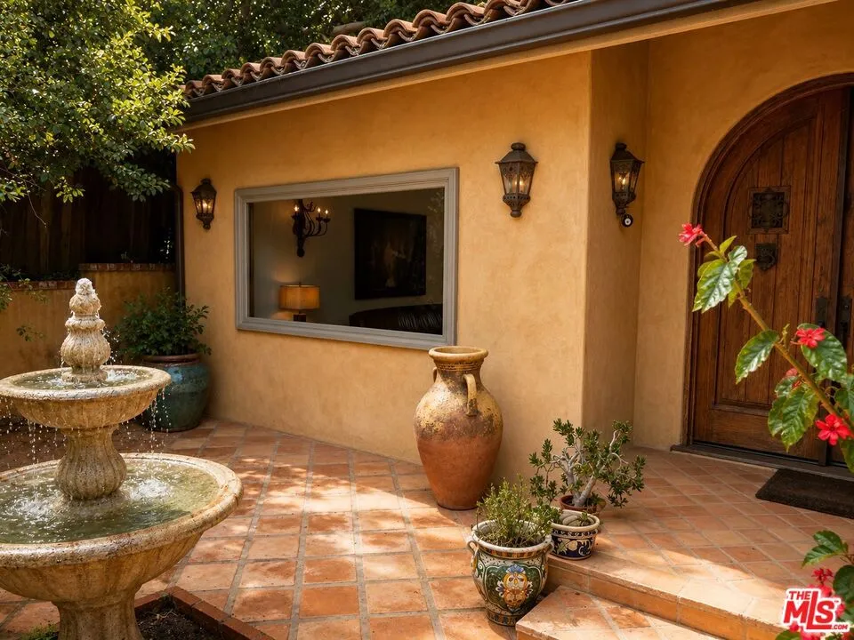 2695 La Cuesta Drive Los Angeles, CA 90046