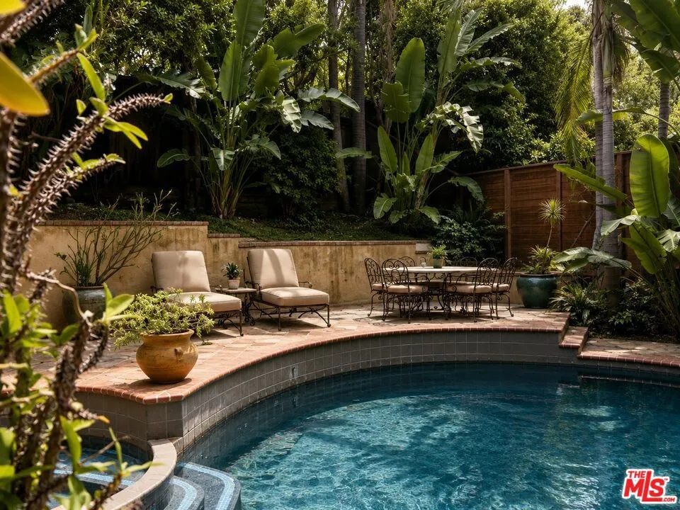 2695 La Cuesta Drive Los Angeles, CA 90046