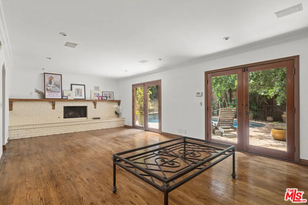 2695 La Cuesta Drive Los Angeles, CA 90046