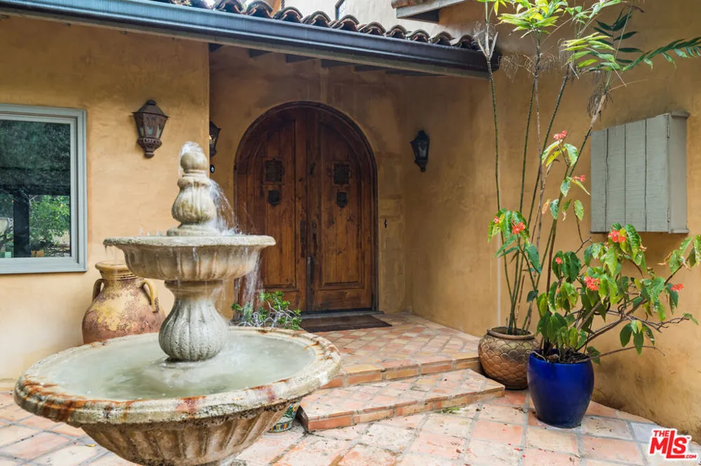 2695 La Cuesta Drive Los Angeles, CA 90046