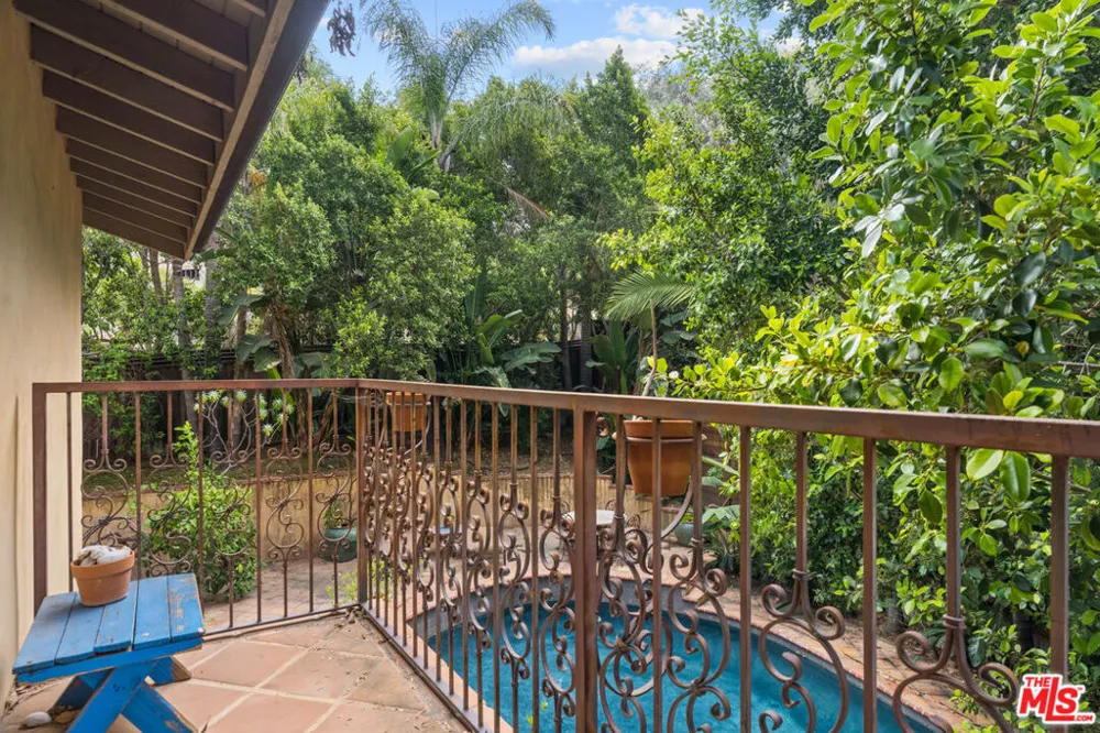 2695 La Cuesta Drive Los Angeles, CA 90046