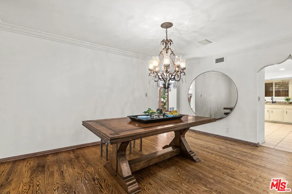 2695 La Cuesta Drive Los Angeles, CA 90046