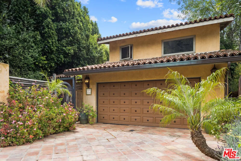 2695 La Cuesta Drive Los Angeles, CA 90046