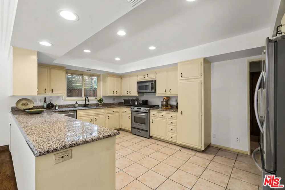 2695 La Cuesta Drive Los Angeles, CA 90046