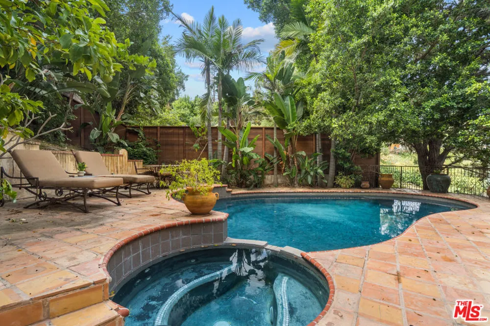 2695 La Cuesta Drive Los Angeles, CA 90046