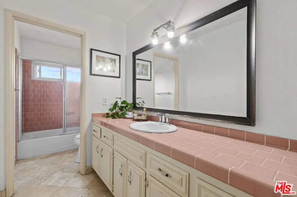 2695 La Cuesta Drive Los Angeles, CA 90046
