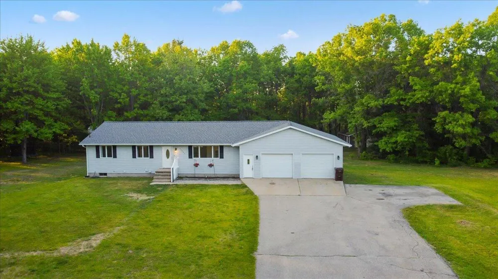 20200 W Lake Montcalm Road Howard City, MI 49329