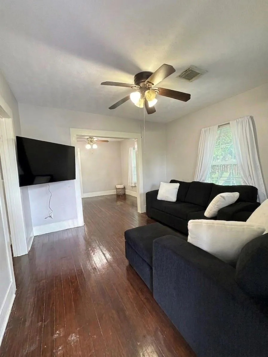 311 S 3rd Street Highlands, TX 77562