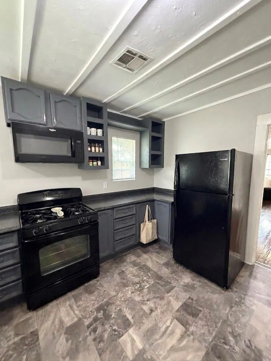311 S 3rd Street Highlands, TX 77562