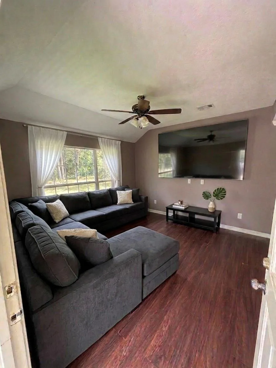 311 S 3rd Street Highlands, TX 77562