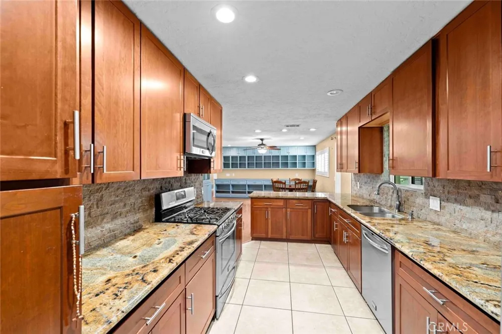 19989 Cronese Lane Apple Valley, CA 92308