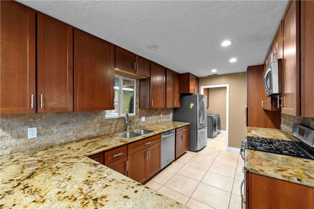 19989 Cronese Lane Apple Valley, CA 92308
