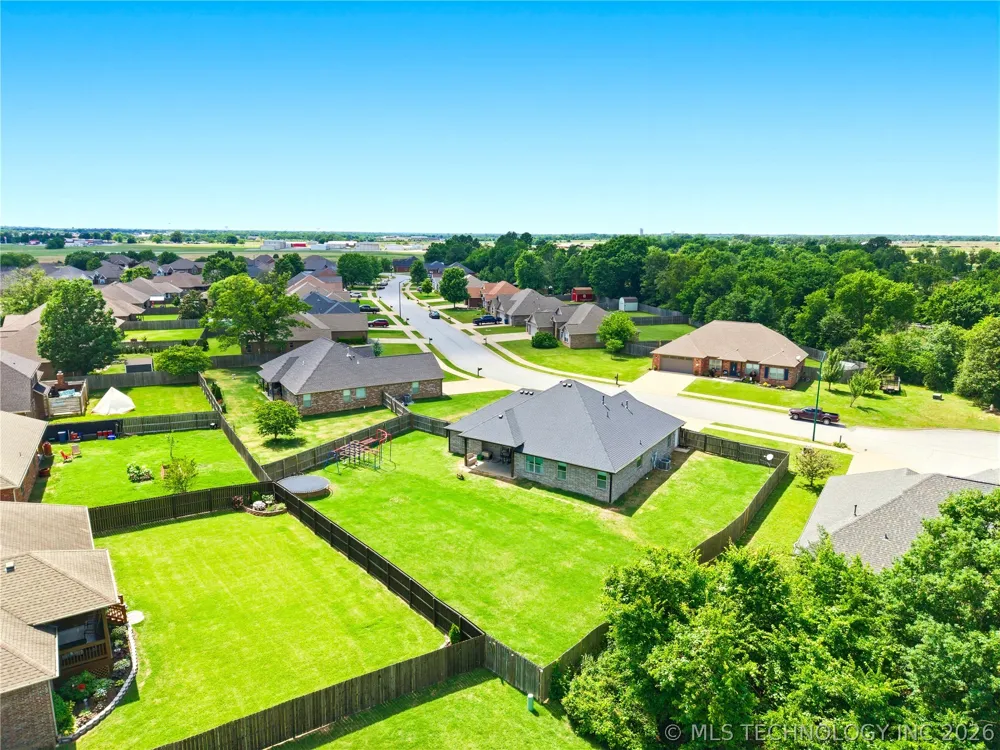 909 Carter Court Siloam Springs, AR 72761