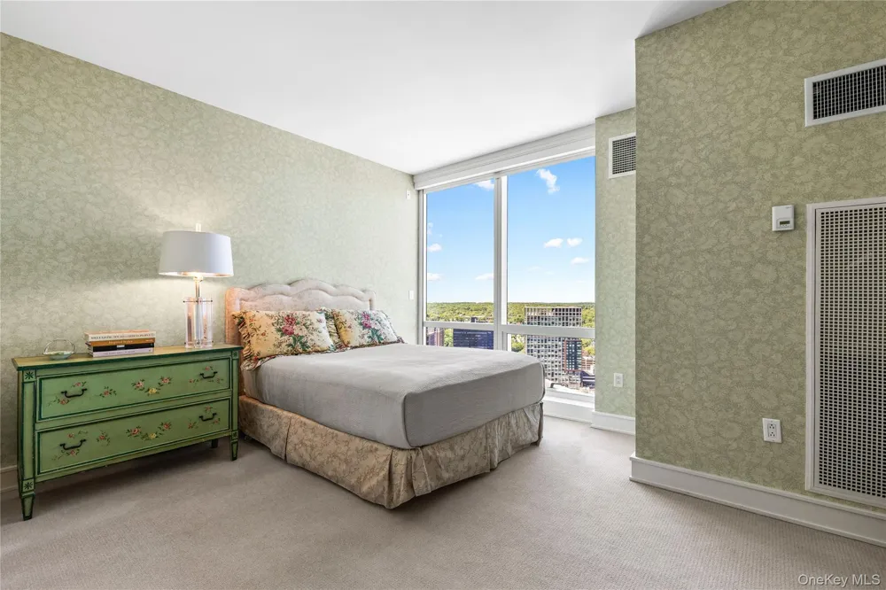 1 Renaissance Square #33G (V7G) White Plains, NY 10601