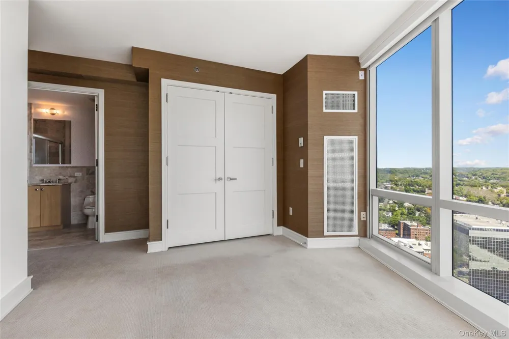 1 Renaissance Square #33G (V7G) White Plains, NY 10601