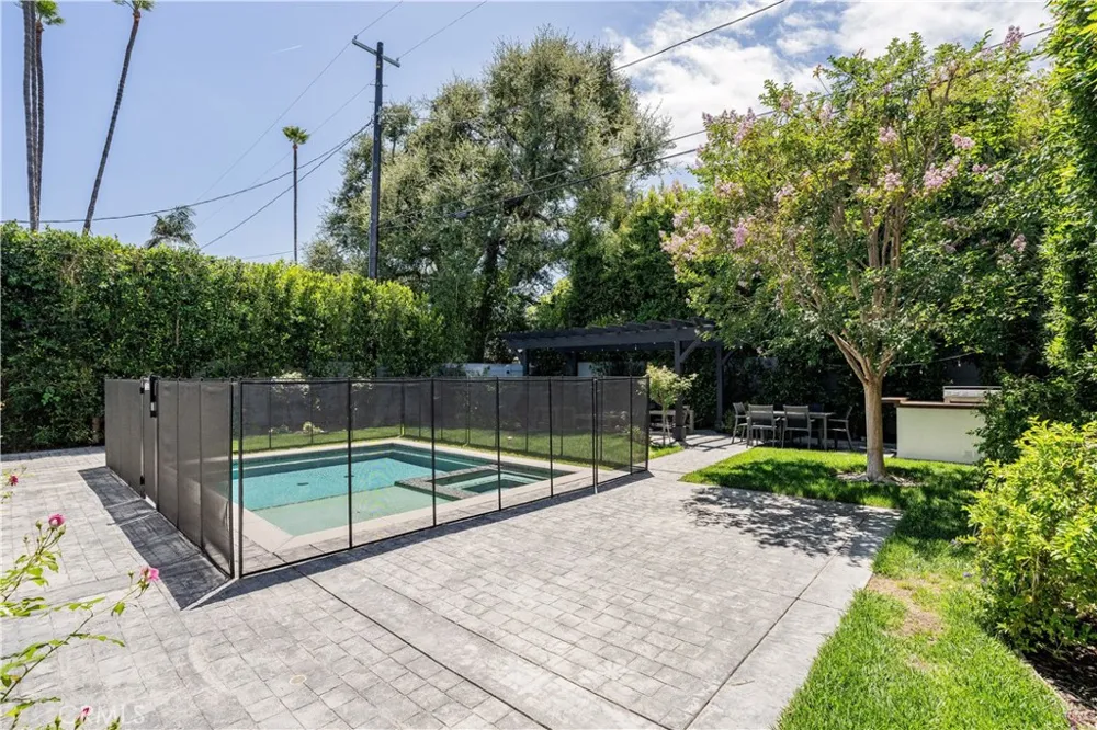 4435 Camellia Studio City, CA 91602