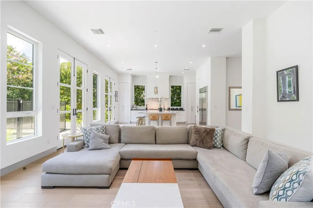 4435 Camellia Studio City, CA 91602