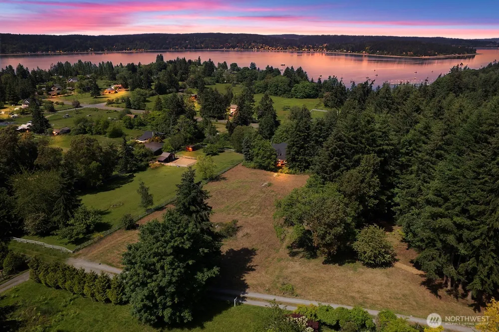 9438 SW 266th Lane Vashon, WA 98070