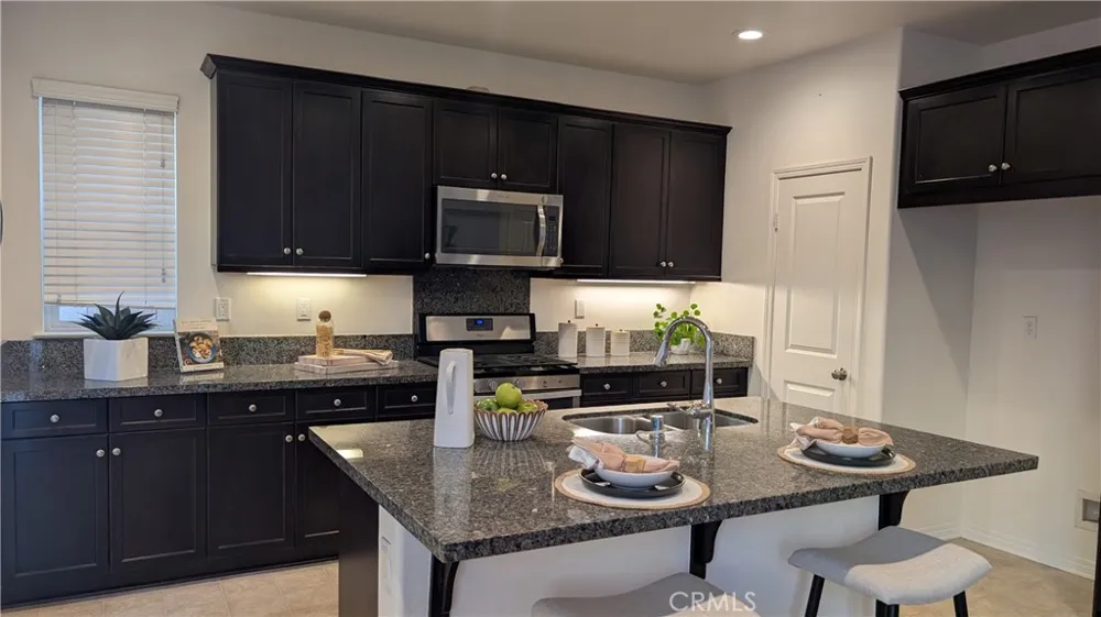 6341 Waterstone Fontana, CA 92336