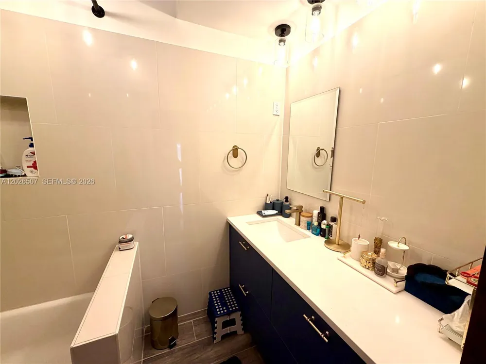 19440 NE 26th Ave #52B Miami, FL 33180