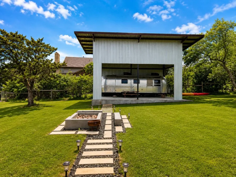 1216 Cliffview Drive Spicewood, TX 78669