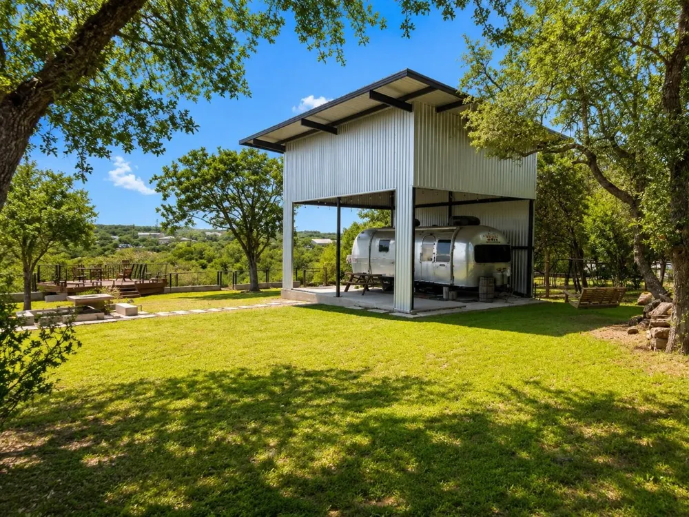 1216 Cliffview Drive Spicewood, TX 78669