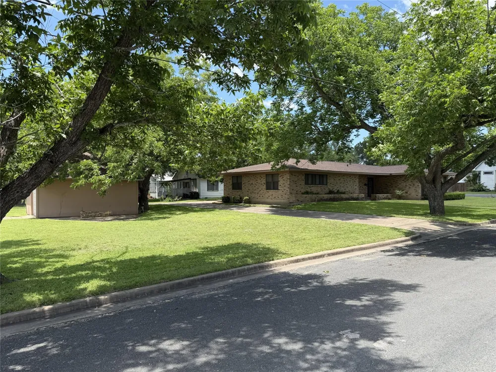 701 Herder Avenue Schulenburg, TX 78956