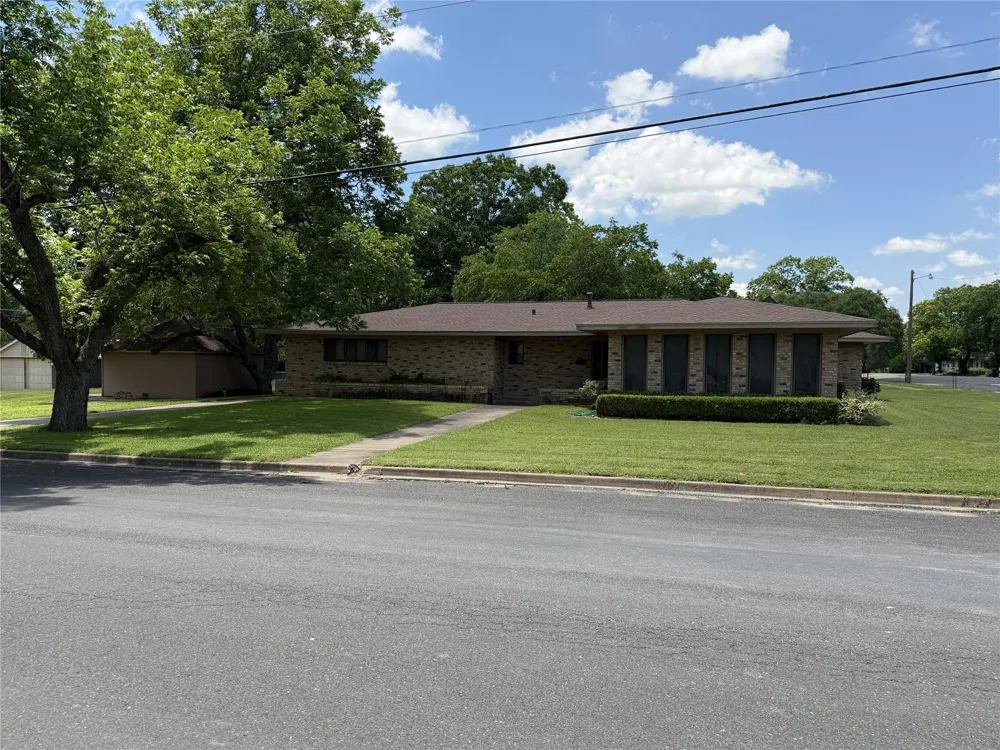 701 Herder Avenue Schulenburg, TX 78956