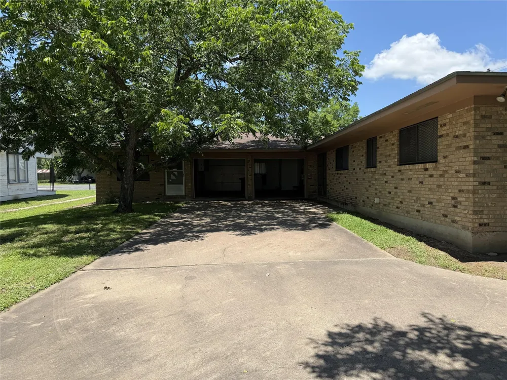 701 Herder Avenue Schulenburg, TX 78956