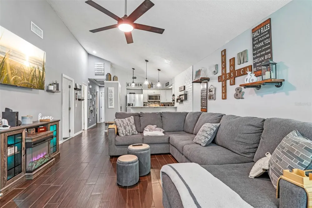 4001 BAINWOOD COURT Tampa, FL 33614