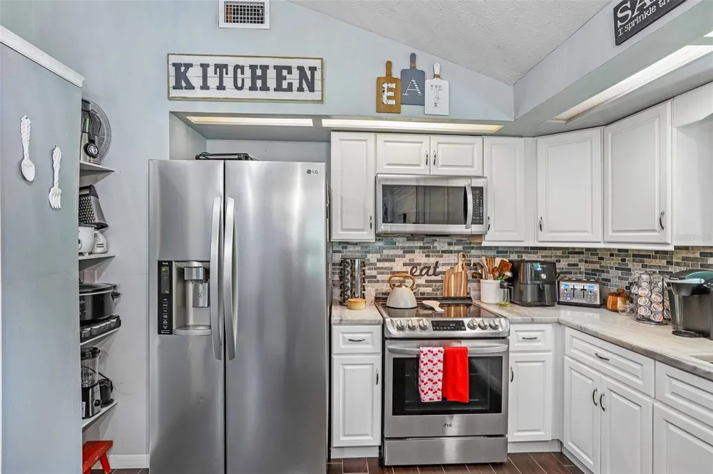 4001 BAINWOOD COURT Tampa, FL 33614