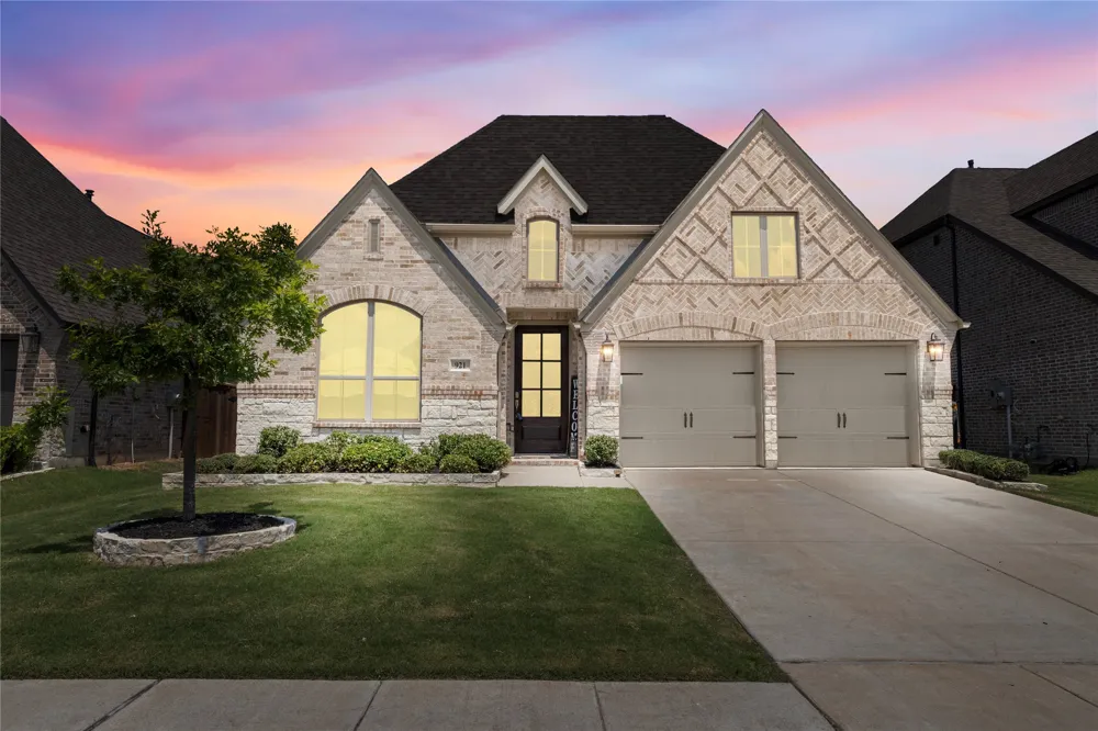 921 Queens Lake Trail