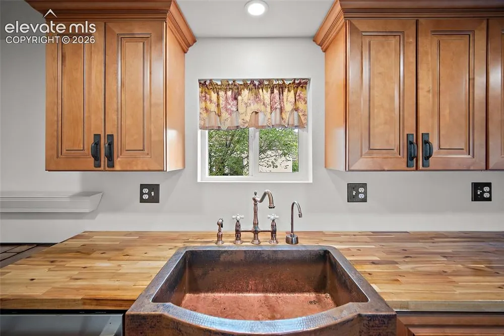 958 Midland Avenue Manitou Springs, CO 80829