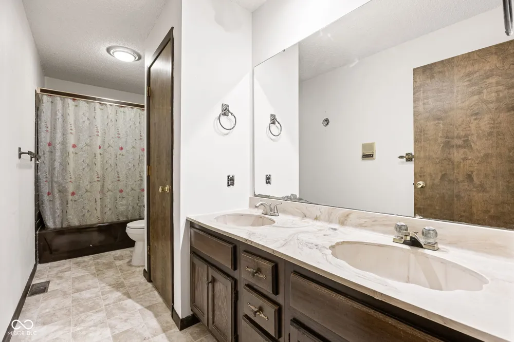 1186 S 200 E Kokomo, IN 46902