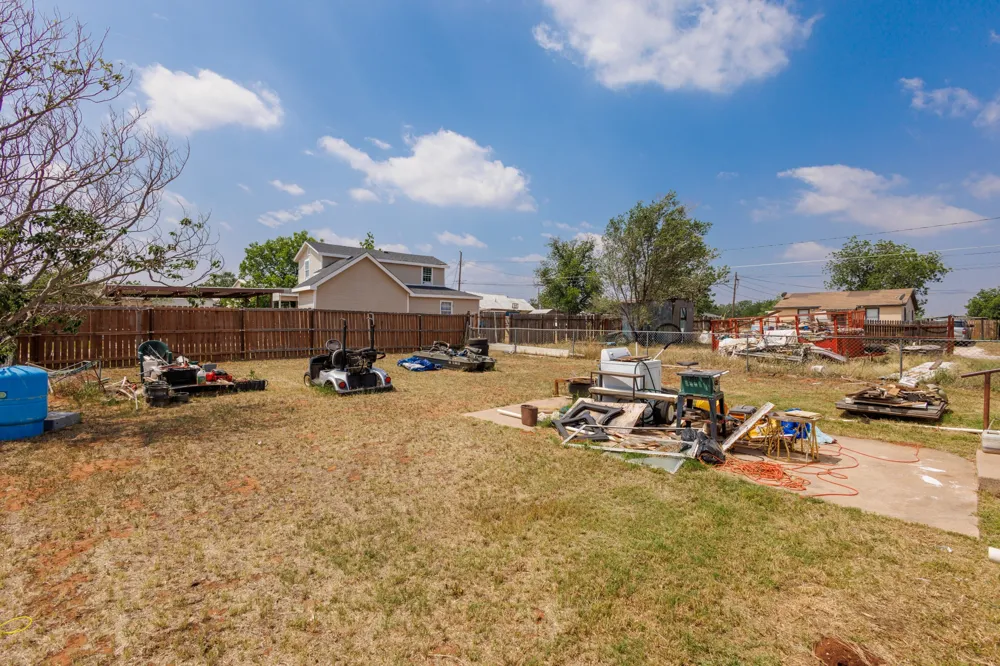 2202 Chester Street Sweetwater, TX 79556