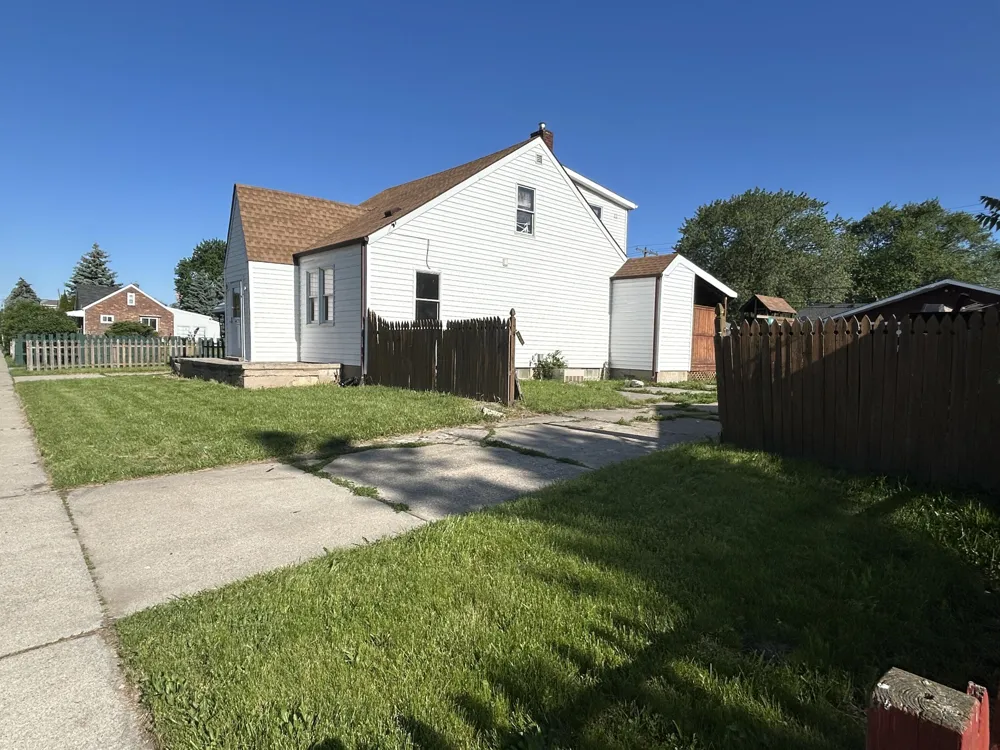 8105 Toepfer Warren, MI 48089