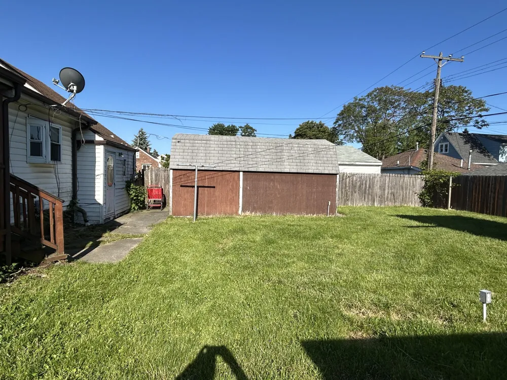 8105 Toepfer Warren, MI 48089