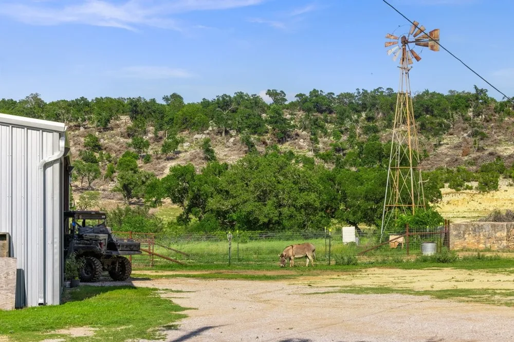 2101 Tower Rd Liberty Hill, TX 78628