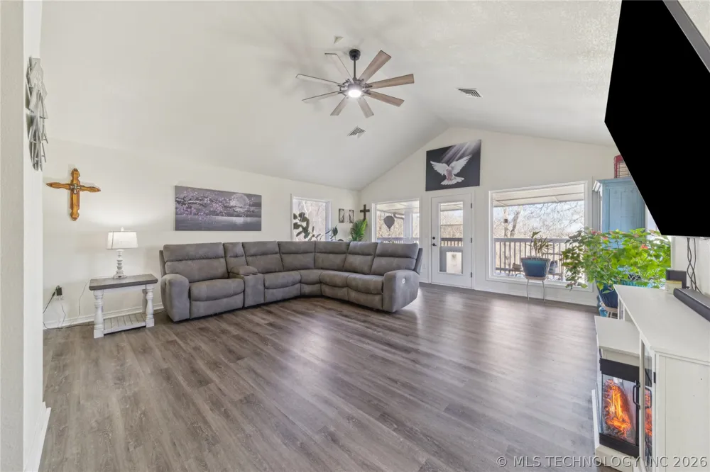 1701 Hopi Street Chouteau, OK 74337