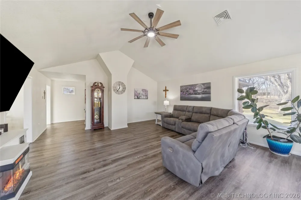 1701 Hopi Street Chouteau, OK 74337