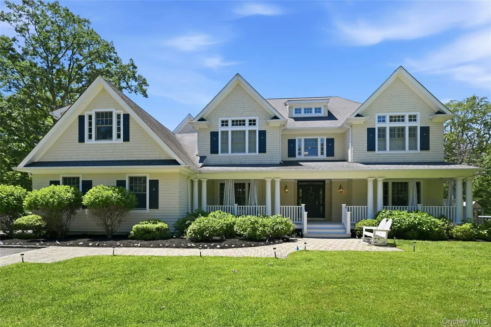 1330 Ridge Road Laurel Hollow, NY 11791