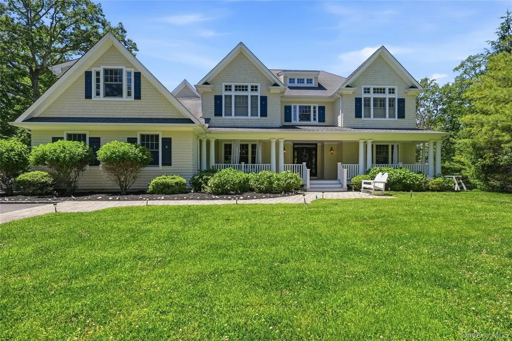 1330 Ridge Road Laurel Hollow, NY 11791